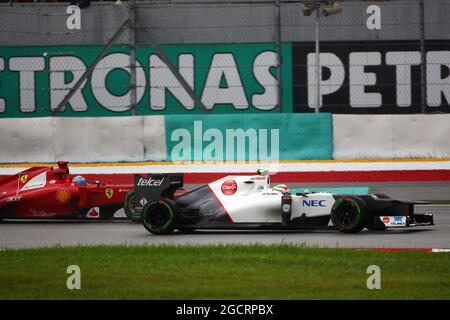 (L bis R): Rennsieger Fernando Alonso (ESP) Ferrari F2012 und Sergio Perez (MEX) sauber C31 kämpfen um Position. Großer Preis von Malaysia, Sonntag, 25. März 2012. Sepang, Kuala Lumpur, Malaysia. Stockfoto