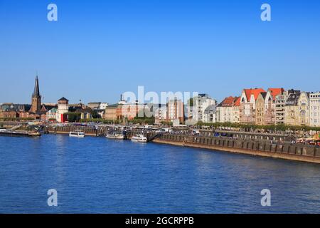 Skyline von Düsseldorf, Deutschland. Stadt vom Rhein aus gesehen. Stockfoto