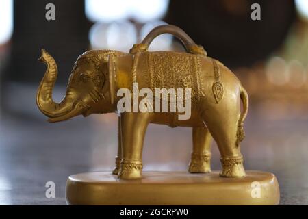 Eine kleine Bronzefigur in einem buddhistischen Tempel Stockfoto