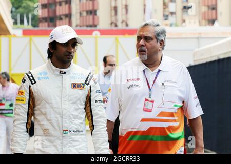 (L bis R): Narain Karthikeyan (IND) Hispania Racing F1 Team (HRT) mit Dr. Vijay Mallya (IND) Sahara Force India F1 Team Owner. Großer Preis von Monaco, Donnerstag, 24. Mai 2012. Monte Carlo, Monaco. Stockfoto