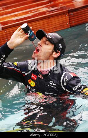 Rennsieger Mark Webber (AUS) Red Bull Racing feiert mit dem Team auf der Red Bull Energy Station. Großer Preis von Monaco, Sonntag, 27. Mai 2012. Monte Carlo, Monaco. Stockfoto