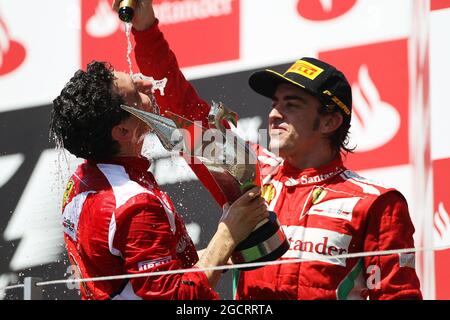 Rennsieger Fernando Alonso (ESP) Ferrari feiert mit Andrea Stella (ITA) Ferrari Race Engineer auf dem Podium. Großer Preis von Europa, Sonntag, 24. Juni 2012. Valencia, Spanien. Stockfoto