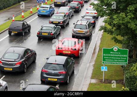 Verkehrschaos am Eingang des Rundgangs, da die zweite Trainingseinheit kurz vor dem Beginn steht. Großer Preis von Großbritannien, Freitag, 6. Juli 2012. Silverstone, England. Stockfoto