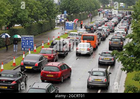 Verkehrschaos am Eingang des Rundgangs, da die zweite Trainingseinheit kurz vor dem Beginn steht. Großer Preis von Großbritannien, Freitag, 6. Juli 2012. Silverstone, England. Stockfoto