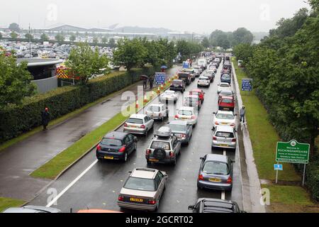 Verkehrschaos am Eingang des Rundgangs, da die zweite Trainingseinheit kurz vor dem Beginn steht. Großer Preis von Großbritannien, Freitag, 6. Juli 2012. Silverstone, England. Stockfoto