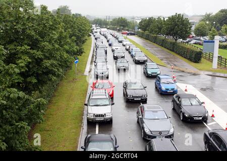 Verkehrschaos am Eingang des Rundgangs, da die zweite Trainingseinheit kurz vor dem Beginn steht. Großer Preis von Großbritannien, Freitag, 6. Juli 2012. Silverstone, England. Stockfoto