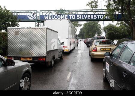 Verkehrschaos am Eingang des Rundgangs, da die zweite Trainingseinheit kurz vor dem Beginn steht. Großer Preis von Großbritannien, Freitag, 6. Juli 2012. Silverstone, England. Stockfoto