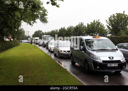 Verkehrschaos am Eingang des Rundgangs, da die zweite Trainingseinheit kurz vor dem Beginn steht. Großer Preis von Großbritannien, Freitag, 6. Juli 2012. Silverstone, England. Stockfoto