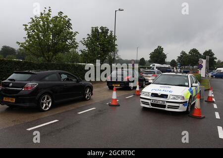 Verkehrschaos am Eingang des Rundgangs, da die zweite Trainingseinheit kurz vor dem Beginn steht. Großer Preis von Großbritannien, Freitag, 6. Juli 2012. Silverstone, England. Stockfoto