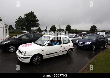 Verkehrschaos am Eingang des Rundgangs, da die zweite Trainingseinheit kurz vor dem Beginn steht. Großer Preis von Großbritannien, Freitag, 6. Juli 2012. Silverstone, England. Stockfoto