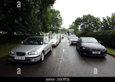 Verkehrschaos am Eingang des Rundgangs, da die zweite Trainingseinheit kurz vor dem Beginn steht. Großer Preis von Großbritannien, Freitag, 6. Juli 2012. Silverstone, England. Stockfoto