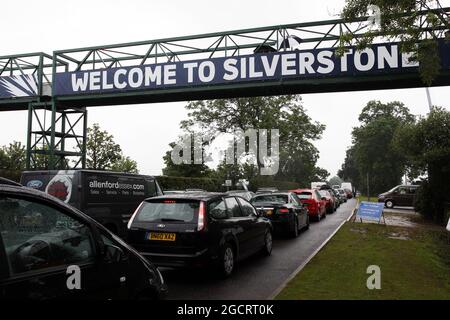 Verkehrschaos am Eingang des Rundgangs, da die zweite Trainingseinheit kurz vor dem Beginn steht. Großer Preis von Großbritannien, Freitag, 6. Juli 2012. Silverstone, England. Stockfoto