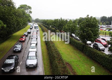 Verkehrschaos am Eingang des Rundgangs, da die zweite Trainingseinheit kurz vor dem Beginn steht. Großer Preis von Großbritannien, Freitag, 6. Juli 2012. Silverstone, England. Stockfoto