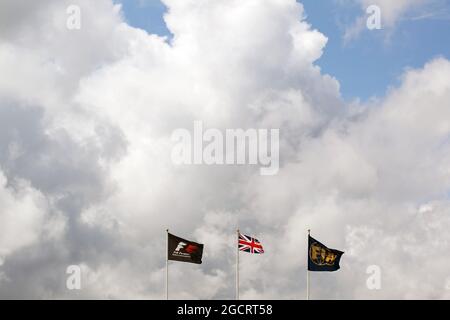 Flaggen der FIA, F1 und Großbritannien. Großer Preis von Großbritannien, Samstag, 7. Juli 2012. Silverstone, England. Stockfoto