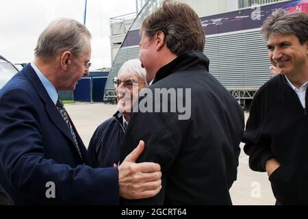 Jacques Rogge (FRA) IOC President mit Bernie Ecclestone (GBR) CEO der Formula One Group (FOM). Großer Preis von Großbritannien, Sonntag, 8. Juli 2012. Silverstone, England. Stockfoto