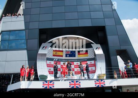 Das Podium (L bis R): Fernando Alonso (ESP) Ferrari, Zweiter; Mark Webber (AUS) Red Bull Racing, Rennsieger; Sebastian Vettel (GER) Red Bull Racing, Dritter.. Großer Preis von Großbritannien, Sonntag, 8. Juli 2012. Silverstone, England. Stockfoto