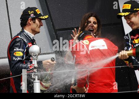 Rennsieger Mark Webber (AUS) Red Bull Racing feiert mit Fernando Alonso (ESP) Ferrari und Sebastian Vettel (GER) Red Bull Racing auf dem Podium. Großer Preis von Großbritannien, Sonntag, 8. Juli 2012. Silverstone, England. Stockfoto