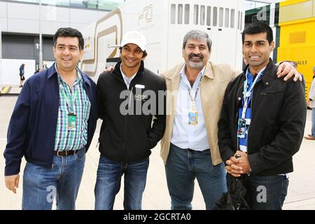 Narain Karthikeyan (IND) Hispania Racing F1 Team (HRT) mit Vicky Chandhok (IND) und Karun Chandhok (IND). Großer Preis von Großbritannien, Sonntag, 8. Juli 2012. Silverstone, England. Stockfoto