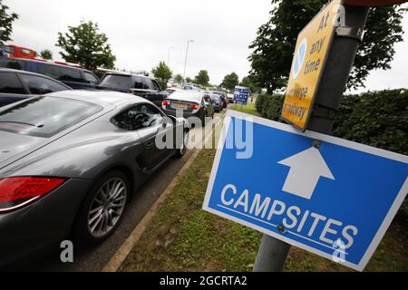 Warteschlangen für die Parkplätze. Großer Preis von Großbritannien, Sonntag, 8. Juli 2012. Silverstone, England. Stockfoto