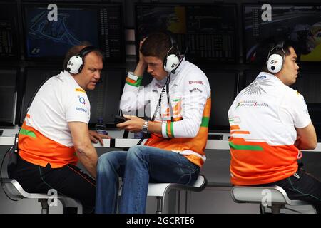 Paul di Resta (GBR) Sahara Force India F1 mit Robert Fearnley (GBR) Sahara Force India F1 Team Deputy Team Principal auf der Boxengantry. Großer Preis von Deutschland, Freitag, 20. Juli 2012. Hockenheim, Deutschland. Stockfoto