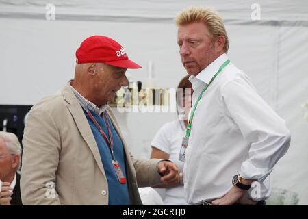 (L bis R): Niki Lauda (AUT) mit Boris Becker (GER) Tennis Legend. Großer Preis von Deutschland, Sonntag, 22. Juli 2012. Hockenheim, Deutschland. Stockfoto