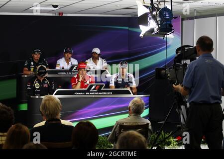 Die FIA-Pressekonferenz (von hinten (L bis R): Heikki Kovalainen (FIN) Caterham; Kamui Kobayashi (JPN) sauber; Narain Karthikeyan (IND) Hispania Racing F1 Team (HRT); Kimi Räikkönen (FIN) Lotus F1 Team; Fernando Alonso (ESP) Ferrari; Pastor Maldonado (VEN) Williams. Großer Preis von Ungarn, Donnerstag, 26. Juli 2012. Budapest, Ungarn. Stockfoto