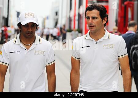 (L bis R): Narain Karthikeyan (IND) Hispania Racing F1 Team (HRT) mit Teamkollege Pedro De La Rosa (ESP) HRT Formel-1-Team. Großer Preis von Ungarn, Donnerstag, 26. Juli 2012. Budapest, Ungarn. Stockfoto