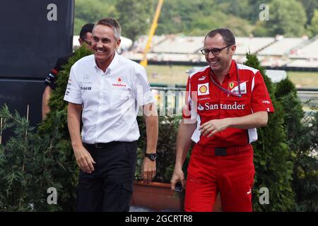 (L bis R): Martin Whitmarsh (GBR) McLaren Chief Executive Officer und Stefano Domenicali (ITA) Ferrari General Director treffen sich mit Bernie Ecclestone (GBR), CEO der Formula One Group (FOM). Großer Preis von Ungarn, Freitag, 27. Juli 2012. Budapest, Ungarn. Stockfoto