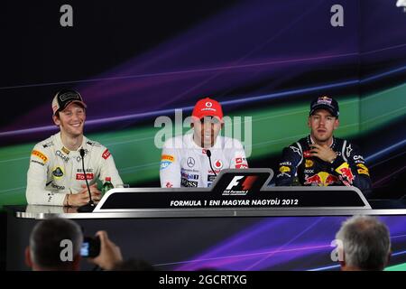 Qualifying Park Ferme (L bis R): Romain Grosjean (FRA) Lotus F1 Team, Zweiter; Lewis Hamilton (GBR) McLaren, Pole Position; Sebastian Vettel (GER) Red Bull Racing, Dritter. Großer Preis von Ungarn, Samstag, 28. Juli 2012. Budapest, Ungarn. Stockfoto