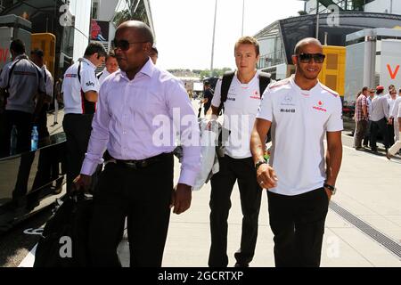 Lewis Hamilton (GBR) McLaren mit seinem Vater Anthony Hamilton (GBR) und Antti Vierula (FIN) Personal Trainer. Großer Preis von Ungarn, Sonntag, 29. Juli 2012. Budapest, Ungarn. Stockfoto