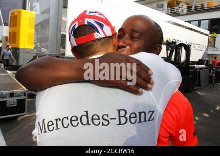 Rennsieger Lewis Hamilton (GBR) McLaren feiert mit seinem Vater Anthony Hamilton (GBR). Großer Preis von Ungarn, Sonntag, 29. Juli 2012. Budapest, Ungarn. Stockfoto