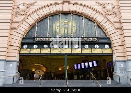 Melbourne, Australien, 10. August 2021. Ein Blick auf die Flinders Street Station, Australiens verkehrsreichsten Bahnhof, zur Hauptverkehrszeit während der Lockdown Version 6.0 in Melbourne. Kredit: Dave Hewison/Alamy Live Nachrichten Stockfoto