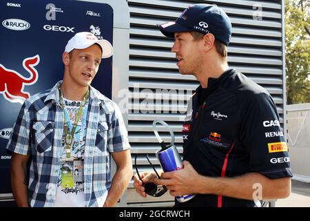 (L bis R): Mikko Hirvonen (FIN) Rally Driver mit Sebastian Vettel (GER) Red Bull Racing. Großer Preis von Italien, Sonntag, 9. September 2012. Monza Italien. Stockfoto