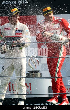 (L bis R): Der zweite Sergio Perez (MEX) sauber und der dritte Fernando Alonso (ESP) Ferrari feiern auf dem Podium. Großer Preis von Italien, Sonntag, 9. September 2012. Monza Italien. Stockfoto