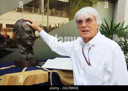 Bernie Ecclestone (GBR), CEO der Formula One Group (FOM), zollt dem verstorbenen Sid Watkins (GBR), ehemaligen FIA-Sicherheitsbeauftragten, seinen Respekt. Großer Preis von Singapur, Samstag, 22. September 2012. Marina Bay Street Circuit, Singapur. Stockfoto