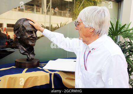 Bernie Ecclestone (GBR), CEO der Formula One Group (FOM), zollt dem verstorbenen Sid Watkins (GBR), ehemaligen FIA-Sicherheitsbeauftragten, seinen Respekt. Großer Preis von Singapur, Samstag, 22. September 2012. Marina Bay Street Circuit, Singapur. Stockfoto