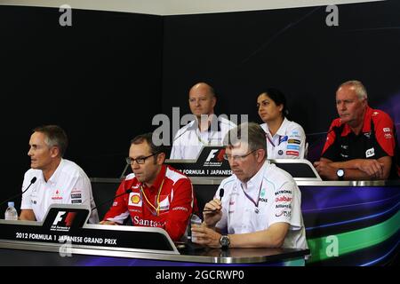 Die FIA-Pressekonferenz (von hinten (L bis R): Kim Spearman (GBR) Cosworth General Manager; Monisha Kaltenborn (AUT) sauber Managing Director; John Booth (GBR) Marussia F1 Team Principal; Martin Whitmarsh (GBR) McLaren Chief Executive Officer; Stefano Domenicali (ITA) Ferrari General Director; Ross Brawn (GBR) Mercedes AMG F1 Teamchef. Großer Preis von Japan, Freitag, 5. Oktober 2012. Suzuka, Japan. Stockfoto