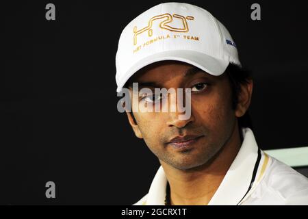 Narain Karthikeyan (IND) Hispania Racing F1 Team (HRT) bei der FIA Pressekonferenz. Großer Preis von Indien, Donnerstag, 25. Oktober 2012. Greater Noida, Neu-Delhi, Indien. Stockfoto