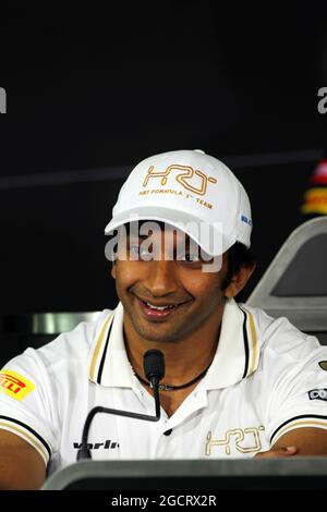 Narain Karthikeyan (IND) Hispania Racing F1 Team (HRT) bei der FIA Pressekonferenz. Großer Preis von Indien, Donnerstag, 25. Oktober 2012. Greater Noida, Neu-Delhi, Indien. Stockfoto