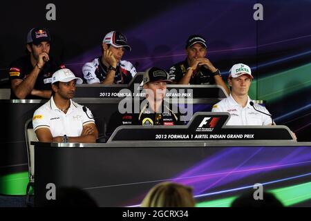 Die FIA-Pressekonferenz (von hinten (L bis R)): Jean-Eric Vergne (FRA) Scuderia Toro Rosso; Bruno Senna (BRA) Williams; Heikki Kovalainen (FIN) Caterham; Narain Karthikeyan (IND) Hispania Racing F1 Team (HRT); Kimi Räikkönen (FIN) Lotus F1 Team; Nico Hulkenberg (GER) Sahara Force India F1. Großer Preis von Indien, Donnerstag, 25. Oktober 2012. Greater Noida, Neu-Delhi, Indien. Stockfoto