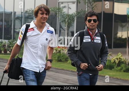 (L bis R): Esteban Gutierrez (MEX) sauber Dritter Fahrer, der im ersten Training den "Unwohligen" Sergio Perez (MEX) sauber ersetzt. Großer Preis von Indien, Freitag, 26. Oktober 2012. Greater Noida, Neu-Delhi, Indien. Stockfoto