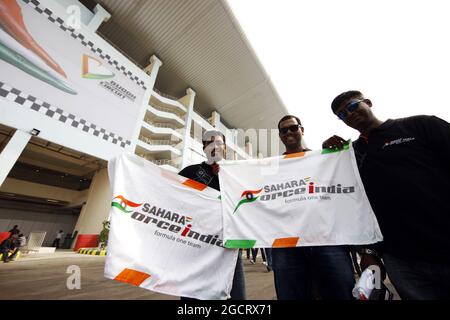 Sahara Force India F1 Team Fans. Großer Preis von Indien, Sonntag, 28. Oktober 2012. Greater Noida, Neu-Delhi, Indien. Stockfoto