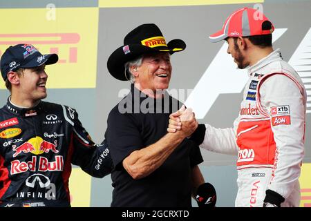 Das Podium (L bis R): Sebastian Vettel (GER) Red Bull Racing, Zweiter; Mario Andretti (USA); Lewis Hamilton (GBR) McLaren, Rennsieger. Großer Preis der Vereinigten Staaten, Sonntag, 18. November 2012. Circuit of the Americas, Austin, Texas, USA. Stockfoto