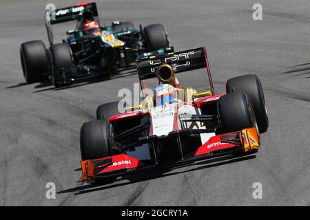 Narain Karthikeyan (IND) HRT Formel-1-Team HRT F112 führt Heikki Kovalainen (FIN) Caterham CT01 an. Großer Preis von Brasilien, Freitag, 23. November 2012. Sao Paulo, Brasilien. Stockfoto