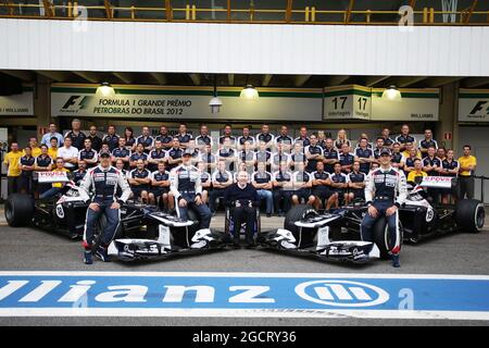 (L bis R): Pastor Maldonado (EHRW.) Williams FW34; Valtteri Bottas (FIN) Williams Dritter Fahrer; Frank Williams (GBR) Williams Teambesitzer und Bruno Senna (BRA) Williams in einem Teamfoto. Großer Preis von Brasilien, Samstag, 24. November 2012. Sao Paulo, Brasilien. Stockfoto