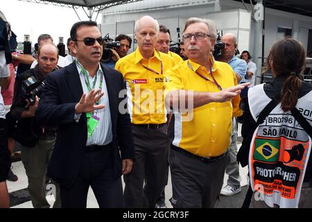 Carlos Ghosn, CEO Renault-Nissan (links) und Jean-Francois Caubet (FRA), Renault Sport F1 Managing Director. Großer Preis von Brasilien, Sonntag, 25. November 2012. Sao Paulo, Brasilien. Stockfoto