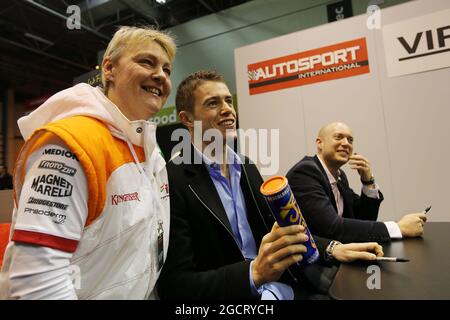 (L bis R): Paul di Resta (GBR) Sahara Force India F1 und Rob Huff (GBR) geben Autogramme für die Fans in der VIP Club Lounge. Autosport International, Sonntag, 13. Januar 2013. National Exhibition Centre, Birmingham, England. Stockfoto