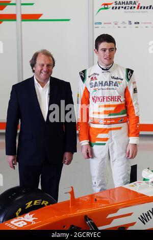 (L bis R): Robert Fearnley (GBR) Sahara Force India F1 Team Deputy Team Principal mit Paul di Resta (GBR) Sahara Force India F1. Sahara Force India F1 VJM06 Launch, Freitag, 1. Februar 2013. Silverstone, England. Stockfoto