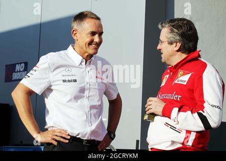 (L bis R): Martin Whitmarsh (GBR) McLaren Chief Executive Officer mit Pat Fry (GBR) Ferrari Deputy Technical Director und Head of Race Engineering. Formel-1-Tests, erster Tag, Dienstag, 5. Februar 2013. Jerez, Spanien. Stockfoto