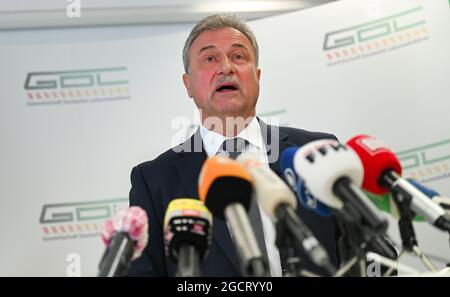 10. August 2021, Hessen, Frankfurt/Main: Claus Weselsky, Vorsitzender der Deutschen Lokführer-Union (GDL), spricht während einer Pressekonferenz in der GDL-Zentrale. In der Streikwahl stimmten 95 Prozent der teilnehmenden Mitglieder für einen Streik. Foto: Arne Dedert/dpa Stockfoto